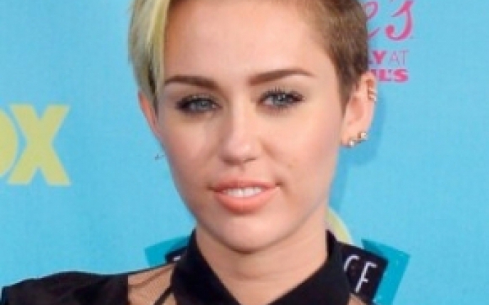 Miley Cyrus - interzisa in Vogue America