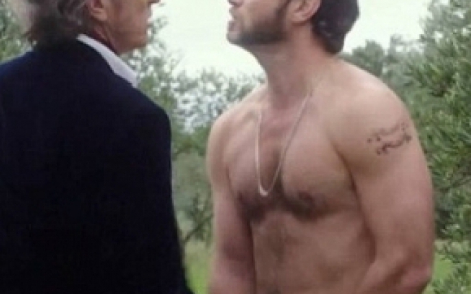 Jude Law a filmat dezbracat. Vezi imaginile