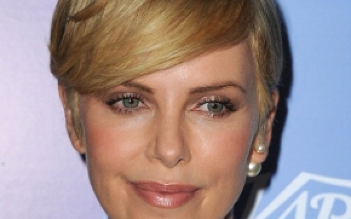 Charlize Theron are o taietura pe gat. Afla ce a patit!