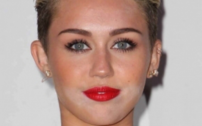 Miley Cyrus si-a lins machiajul de pe fata?