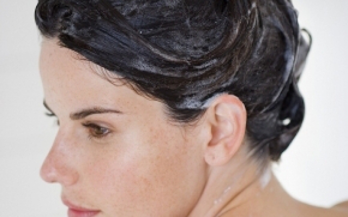 Cum sa te speli pe cap corect – sfaturi utile pentru sanatatea scalpului