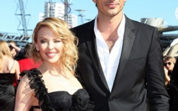 Kylie Minogue s-a despartit de iubitul cu 10 ani mai tanar decat ea!