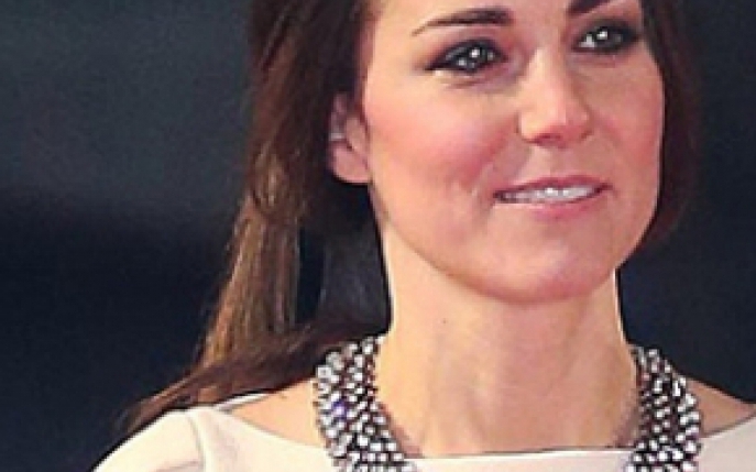 Kate Middleton a purtat un colier Zara! Vezi cum l-a asortat!