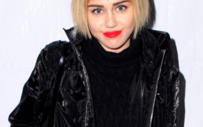 Miley Cyrus a copiat look-ul unei vedete de 64 de ani! Vezi cat de urat ii sta! 