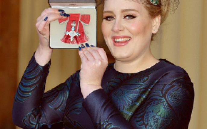Adele a fost decorata de catre Printul Charles