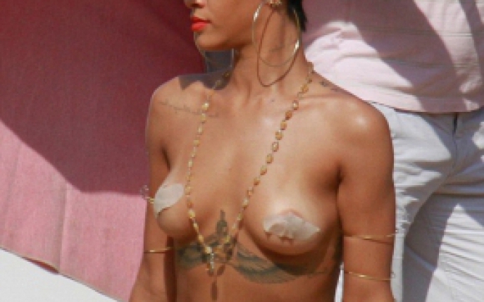 Rihanna pozeaza in sanii goi cu nonsalanta