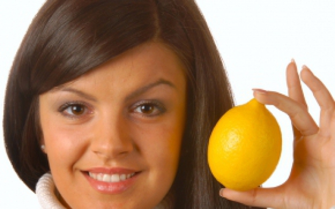 Ce poate face zeama de lamaie pentru par: descopera-i beneficiile!