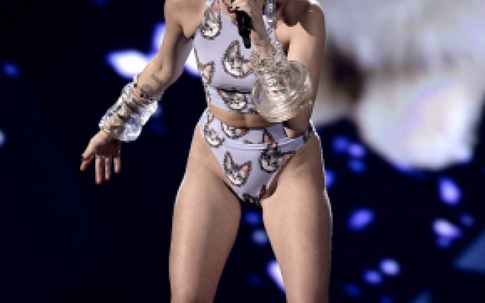 Roberto Cavalli va realiza costume de scena pentru Miley Cyrus