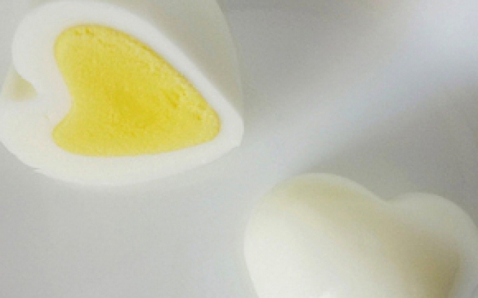 Oua fierte tari in forma de inima pentru un mic-dejun romantic