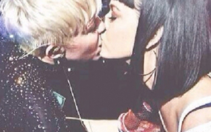 Clipul viral al zilei! Katy Perry s-a sarutat cu Miley Cyrus! 