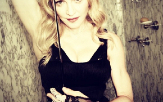 Madonna a purtat din nou creatia unui designer roman