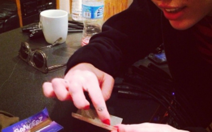 Miley Cyrus ruleaza un joint in studioul de inregistrari 