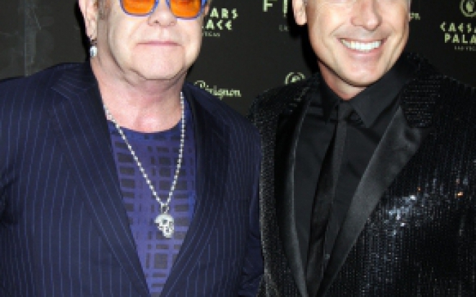 Elton John se insoara