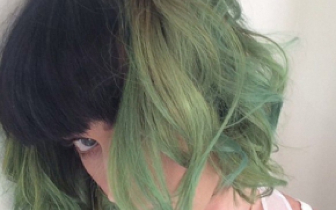 Schimbare radicala de look: Katy Perry are parul verde! 