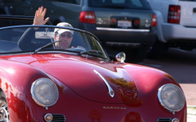 Jerry Seinfeld poate starni invidia multor barbati. Vezi ce masini de colectie are!