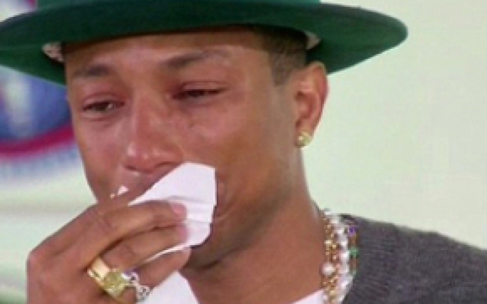 Pharrell, cel mai HAPPY om, a plans in timpul unei emisiuni. Afla motivul!