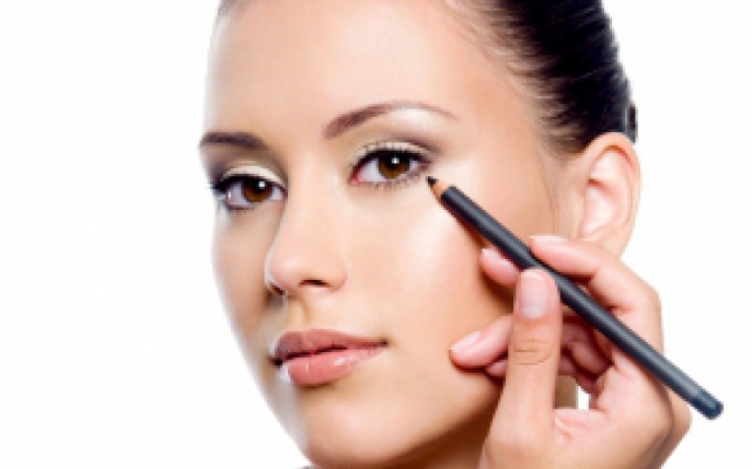 4 Greseli pe care le faci cand folosesti eyelinerul
