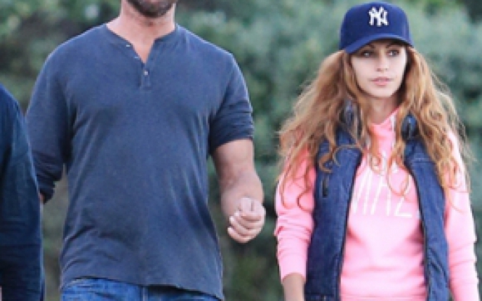 Cat de mult seamana cu Madalina Ghenea! Ea este noua iubita a lui Gerard Butler