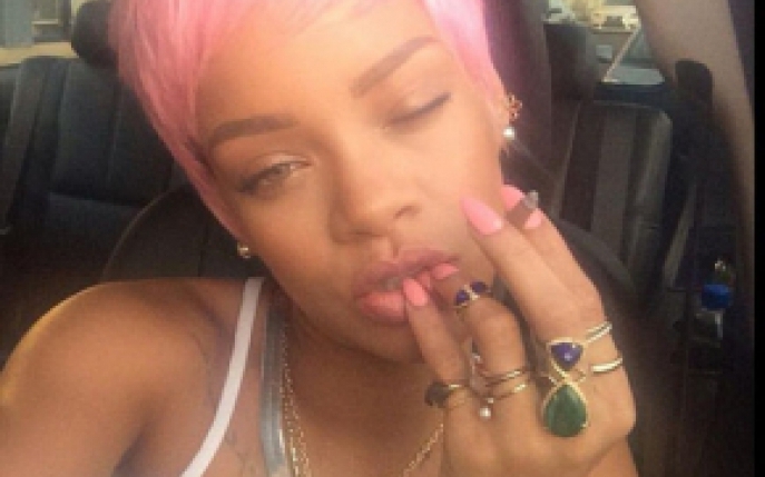 Rihanna are parul roz!