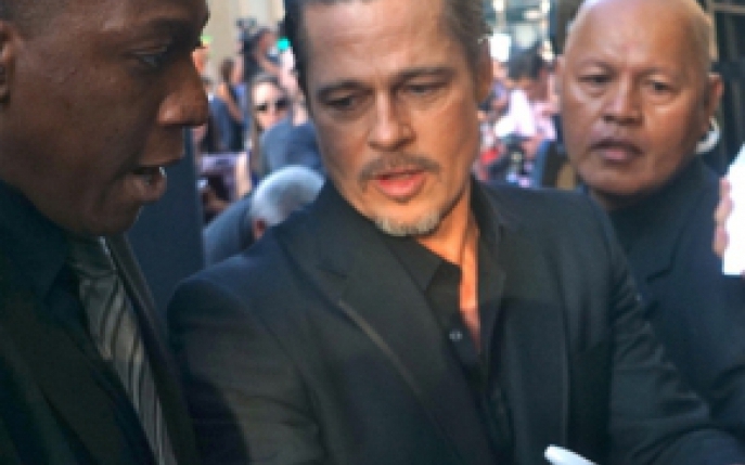 Brad Pitt a fost atacat pe covorul rosu!