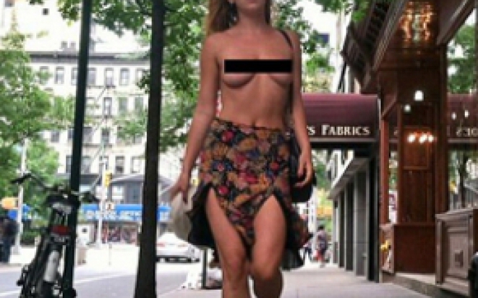 Fiica lui Demi Moore a umblat topless prin New York