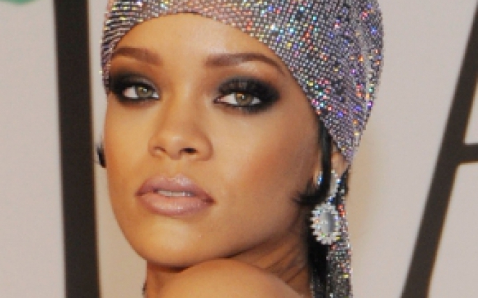 Vezi cat de provocator a dansat Rihanna in rochia transparenta de la CFDA