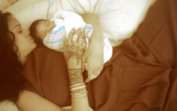 Rihanna a fost fotografiata cu un bebelus! Afla al cui este! 