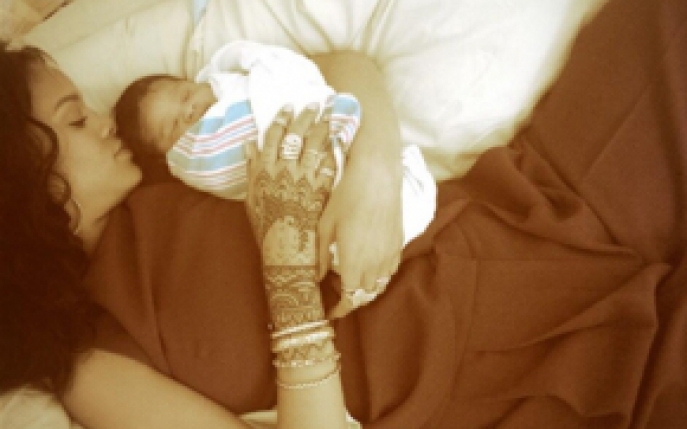 Rihanna a fost fotografiata cu un bebelus! Afla al cui este!