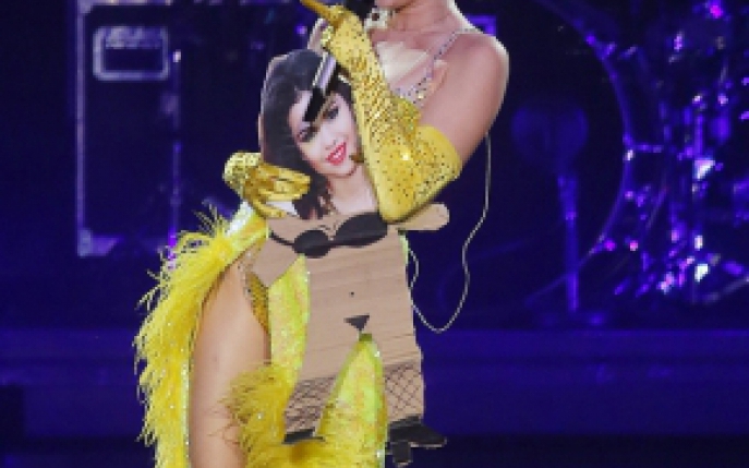 Scandal intre dive: Miley Cyrus a jignit-o pe Selena Gomez intr-un concert! 
