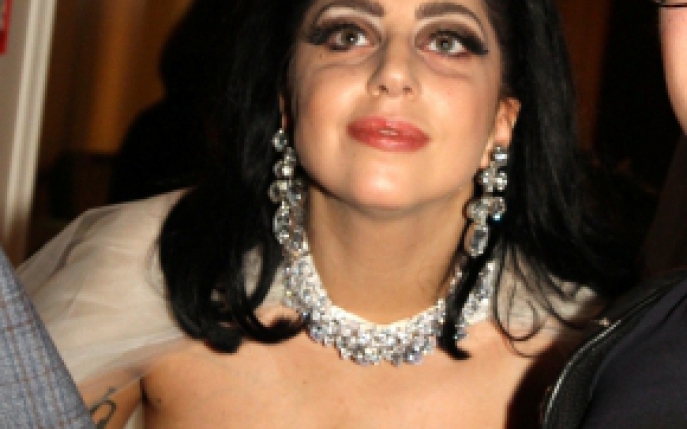 Lady Gaga a imbracat rochia de mireasa. Iti place cum arata?