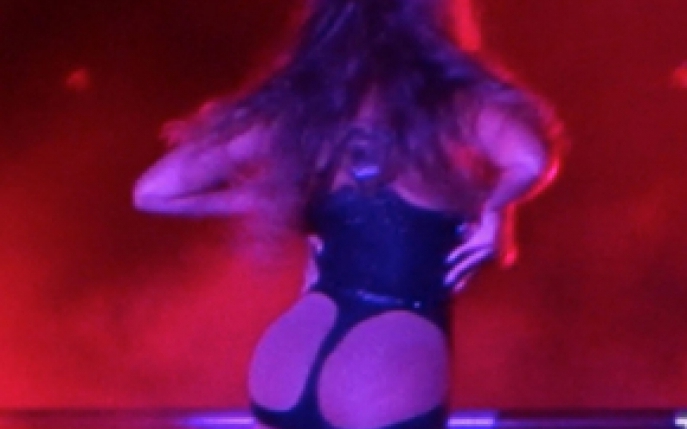Beyonce le-a aratat posteriorul fanilor! Vezi cat de indrazneata a fost vedeta! 