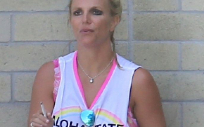 Britney Spears seamana cu un zombie! Uite imaginile! 