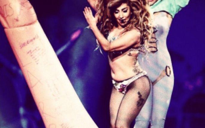 Lady Gaga a plesnit un penis... gonflabil. Vezi filmarea!