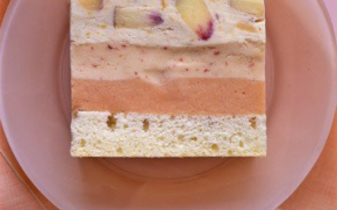 Prajitura cu inghetata si sorbet de piersici, rasfatul culinar al acestei veri