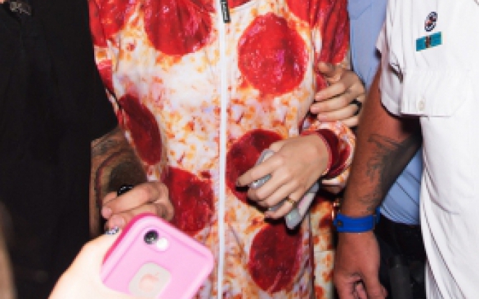 Adora sa poarte haine cu pizza pe ele!