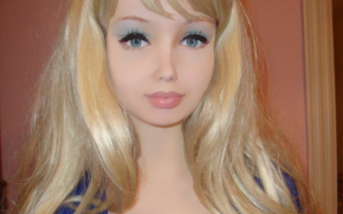 Ar putea starni invidia Biancai Dragusanu! Ea este cea mai tanara papusa Barbie umana! 