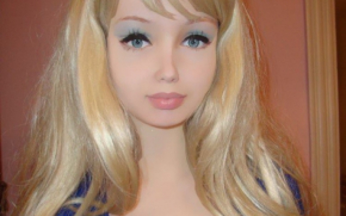 Ar putea starni invidia Biancai Dragusanu! Ea este cea mai tanara papusa Barbie umana!