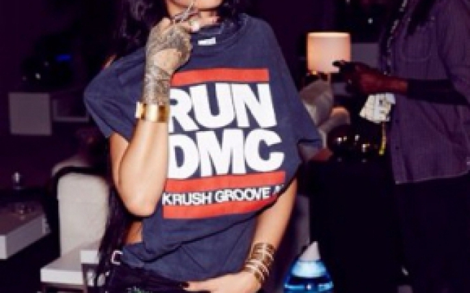 Rihanna s-a pozat in timp ce se atingea in zona intima!