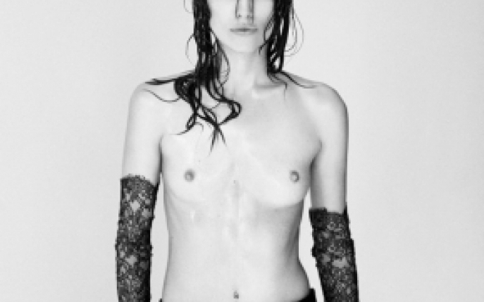 Desi nu are sani, a indraznit sa pozeze topless!