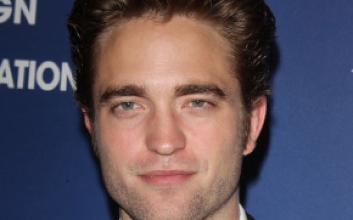 Vezi ce look ciudat are noua iubita a lui Robert Pattinson! 