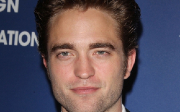 Vezi ce look ciudat are noua iubita a lui Robert Pattinson!