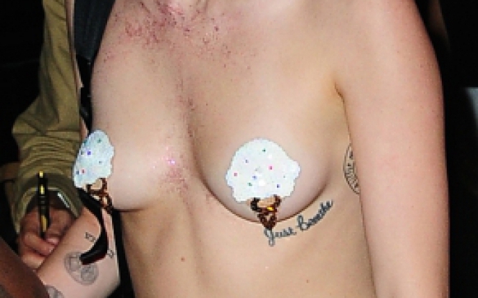 Socant: Are doar 21 de ani si a aparut topless in public!