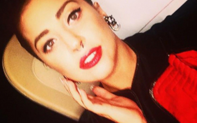 Lady Gaga isi face de cap cu un vibrator!