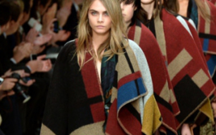 Poncho-ul tip patura este o piesa must-have in randul vedetelor!