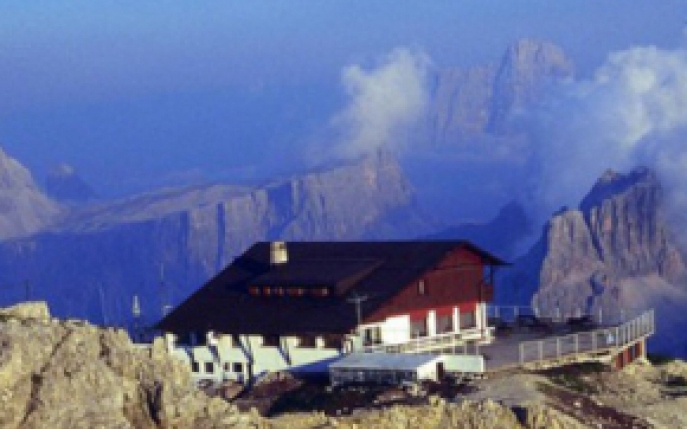 Top 6 cabane la munte construite in locuri periculoase