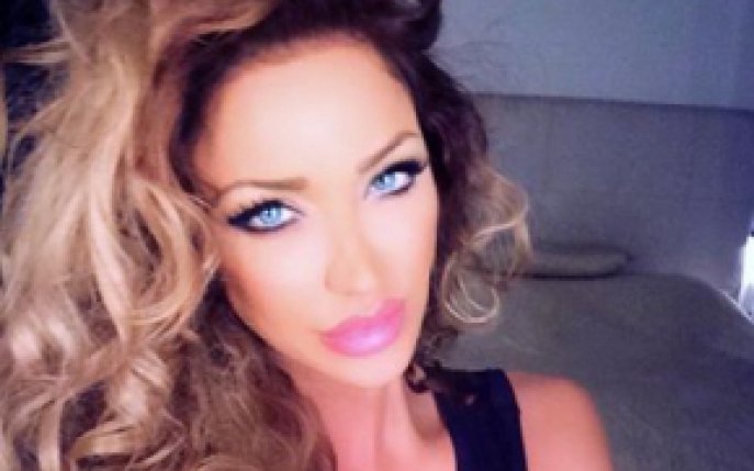 Bianca Dragusanu va lansa o colectie de haine in alb si negru! Iata primele schite!
