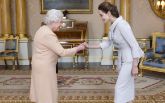 Angelina Jolie, innobilata de Regina Elisabeta II