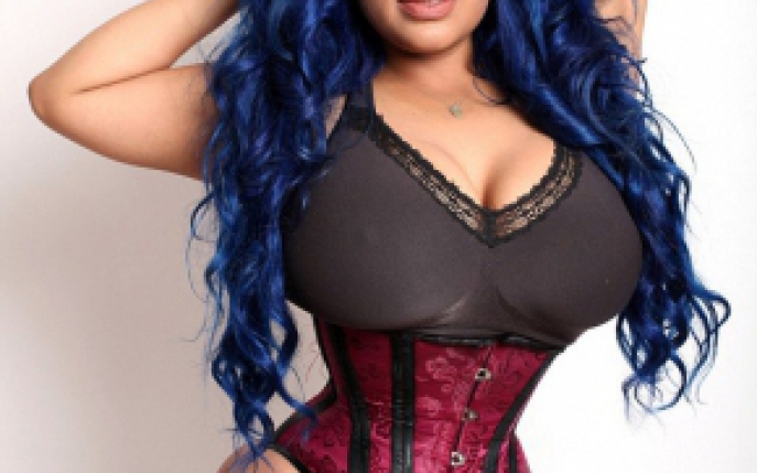 A purtat un corset timp de 7 ani si acum are cea mai mica talie!