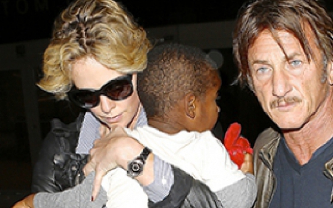 Charlize Theron isi maltrateaza copilul adoptat?