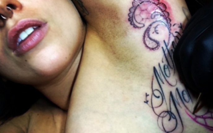 Lady Gaga s-a filmat in timp ce isi facea un nou tatuaj dureros